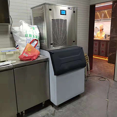 鸿运国际500公斤雪花制冰机交付天津餐饮店使用